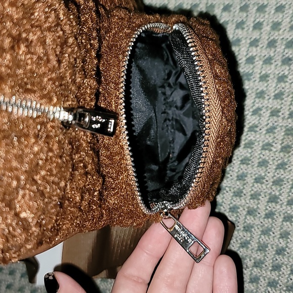 Madden Girl Sherpa Square Backpack Brown seat belt straps new zipper closure - Picture 6 of 9